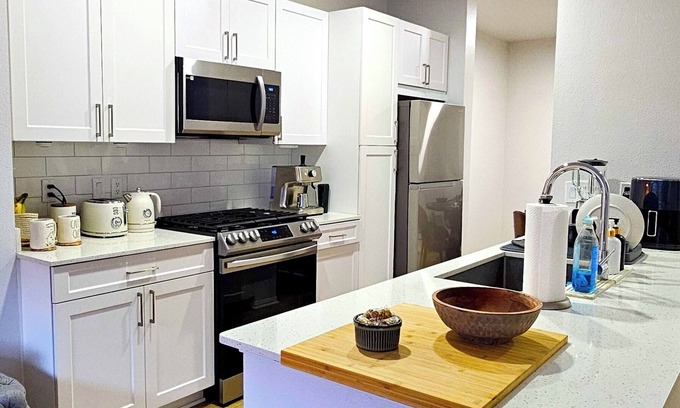 Woodland Hills Condominio | Modern 1-Bedroom Retreat – Fully Furnished, Prime Location!