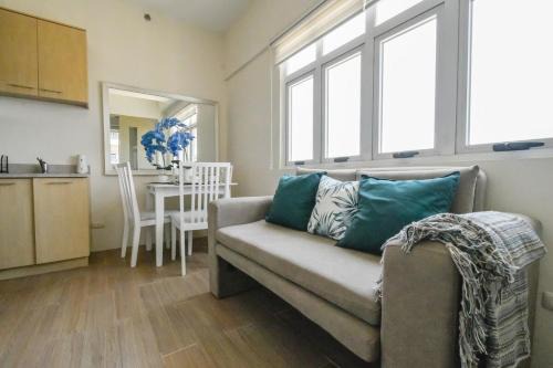 Pio del Pilar Apartamento | Modern 1-BR with Balcony & FREE Parking in Makati CBD