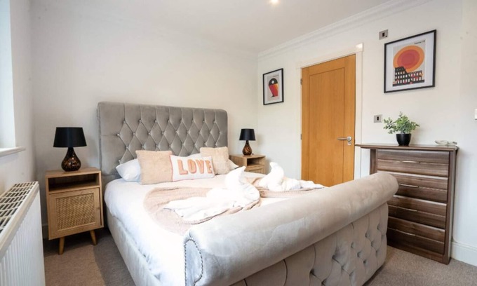 Marston Green Casa | Modern 10BR Retreat w/ Wifi, Washer, Backyard and Sleeps 16+ near HS2, NEC & BHX