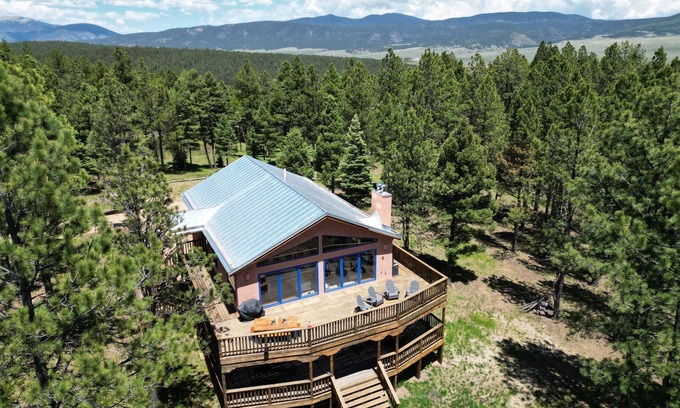 Angel Fire Casa | Modern,15 Private Acres, 2 Fireplaces w/Wood Incl, EV & RV Hookups, Bunk Room