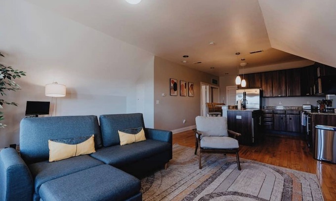 The Gate Apartamento | Charming 1BR Retreat Opposite SSM SLU Hospital with Private Parking & Balcony