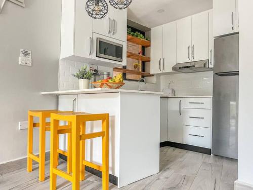 Central Kampala Apartamento | Modern 1BR Apt Near Acacia Mall