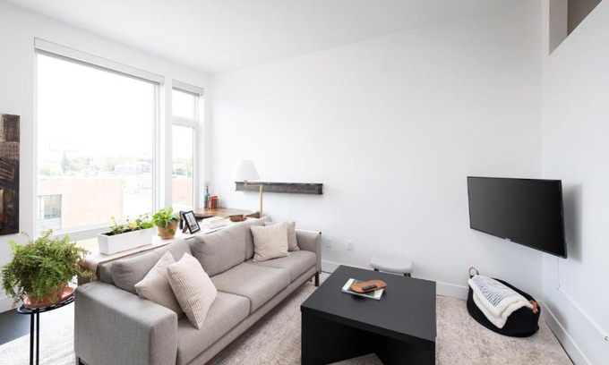 Milwaukee Apartamento | Modern 1BR Apt with Skywalk to Fiserv, Rooftop, and Parking