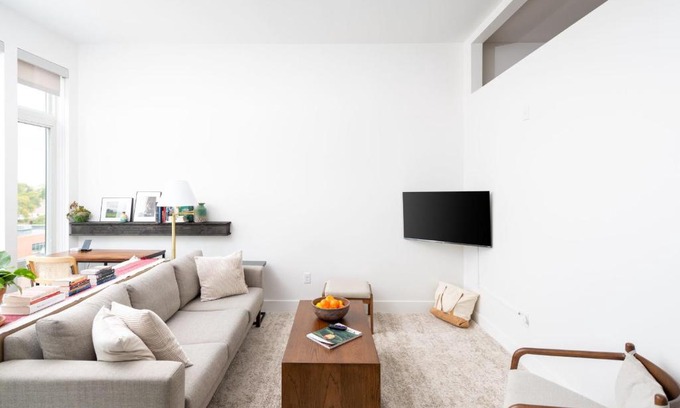 Milwaukee Apartamento | Modern 1BR Apt with Skywalk to Fiserv, Rooftop, and Parking