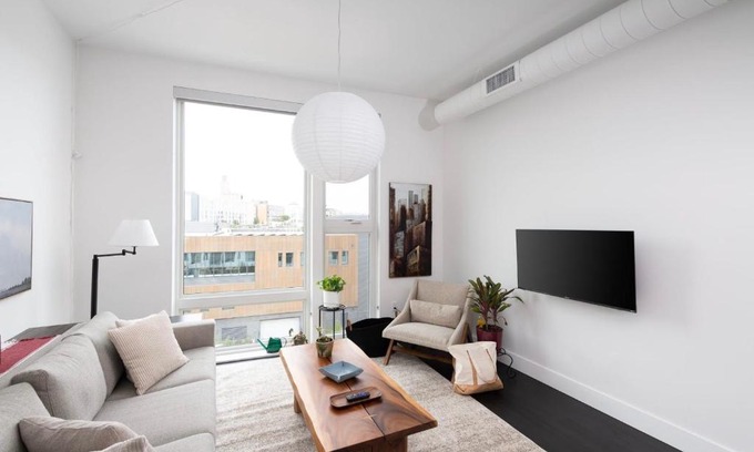 Milwaukee Apartamento | Modern 1BR Apt with Skywalk to Fiserv, Rooftop, and Parking
