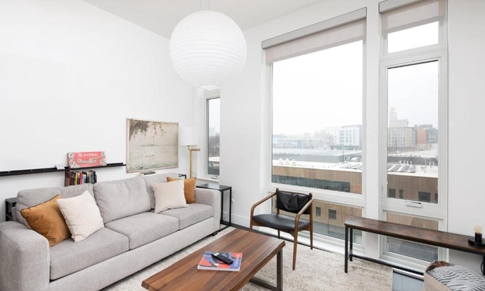 Milwaukee Apartamento | Modern 1BR Apt with Skywalk to Fiserv, Rooftop, and Parking