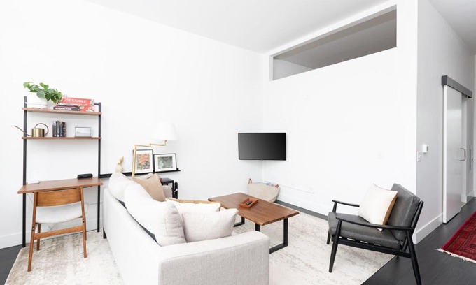 Milwaukee Apartamento | Modern 1BR Apt with Skywalk to Fiserv, Rooftop, and Parking
