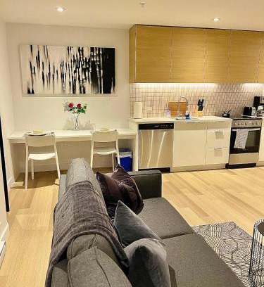 Cote-Des-Neiges—Notre-Dame-De-Grace Apartamento | Modern 1BR Condo w Balcony Free Parking & Gym Near Metro & Downtown