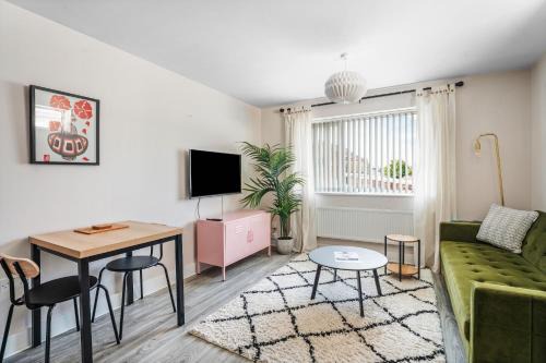 Gabalfa Apartamento | Modern 1BR Near Independent Eateries