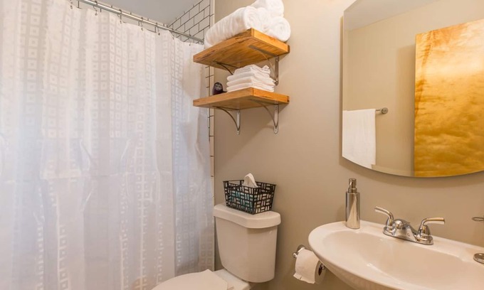 Winston - Salem Apartamento | (15) Pasos recientemente remodelados y convenientemente ubicados del Hospital Wake Forest
