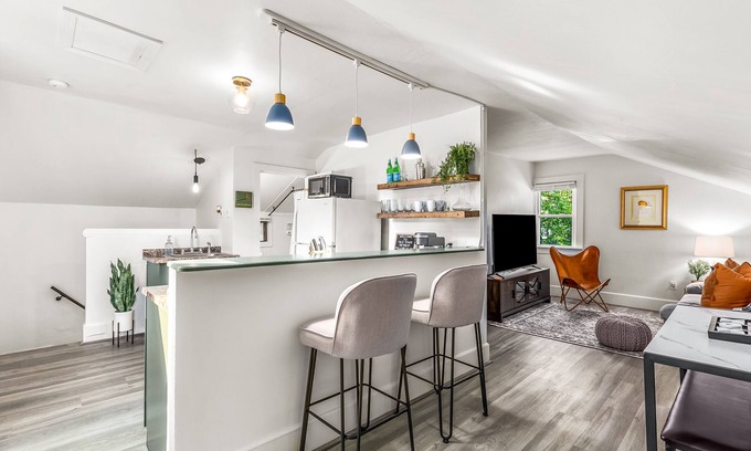 Plymouth Apartamento | Modern 1BR Retreat, Steps to Shops/Bars/Restaurants!