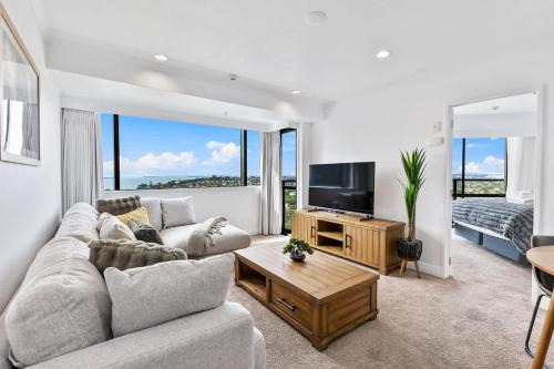 Takapuna Apartamento | Modern 1BR w Pool Gym Steps to Beach by Zodiak Stays
