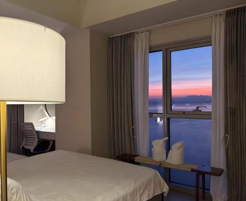 Tambo Apartamento | Modern 1BR with Balcony Facing Infinity Pool Manila Bay Sunset Near Airports OKADA Solaire MOA
