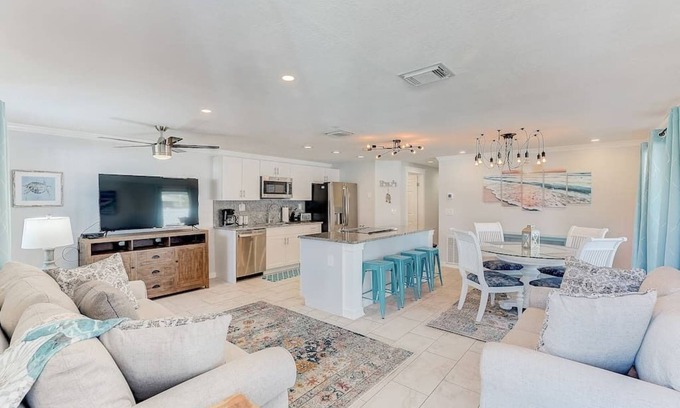 South Bradenton Condominio | *Modern 2/2 condo w/pool 6 mins to IMG*