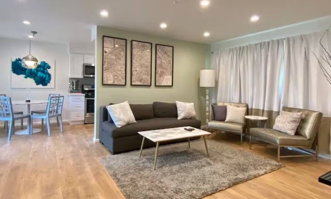 Downtown Condominio | Modern 2/2 Glendale Condo, Parking, Washer/Dryer