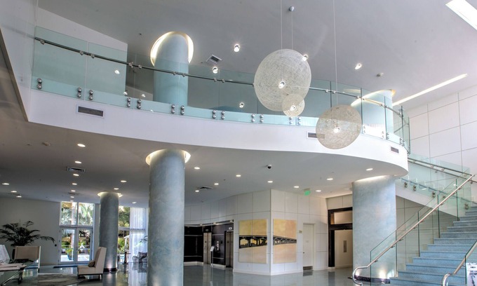 Aventura Condominio | Modern 2-2 in the middle of everything in Luxury Aventura! Gym-Pool-Front Desk
