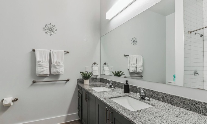 Pflugerville Apartamento | Modern 2 Bd/2 bath apartment - 3 beds - parking, pool, gym, desk