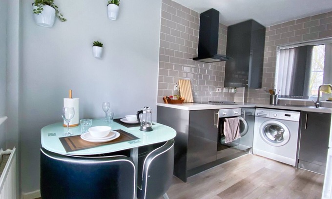 Chorlton-on-Medlock Casa | Modern 2 bdr Home, Spacious Garden, City Center, Free Parking NETFLIX