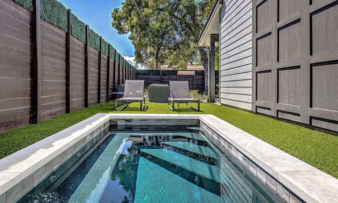 Govalle Casa | Modern 2 BDR w/Loft and Private Cocktail Pool!
