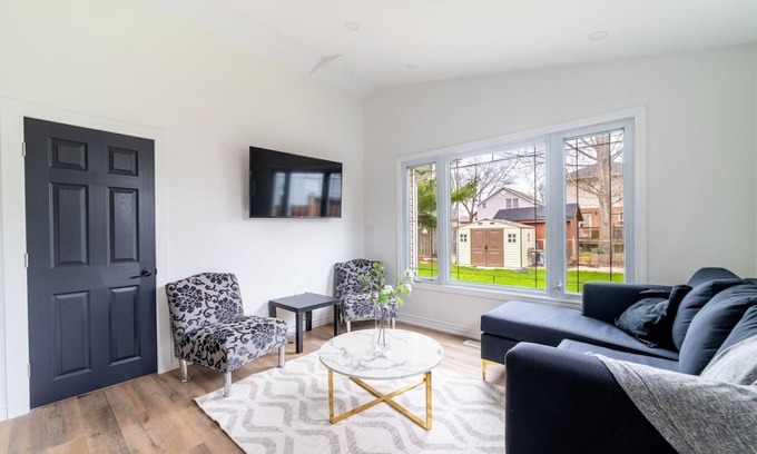 Welland Casa | Modern 2 Bdrm Home/Apt 20 mins to falls