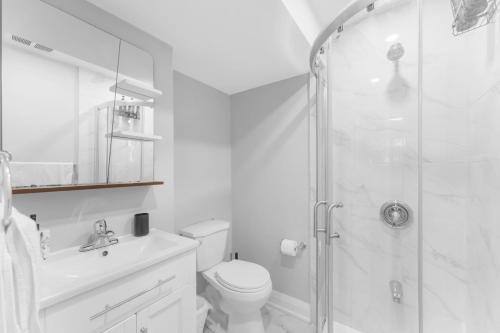 Pickering Apartamento | Modern 2-Bed, 2-Bath BSMT suite with Pvt Entrance Free Parking and Wi Fi