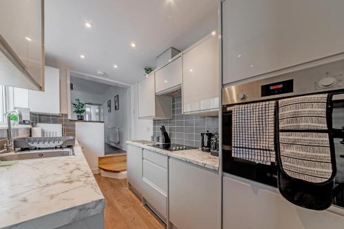 Sittingbourne Casa | Modern 2 bed 2 Bath House in Sittingbourne by Splendid Stays