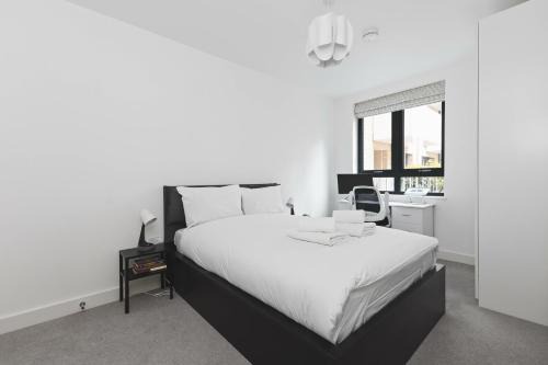 Brondesbury Park Apartamento | Modern 2 Bed 2 Bath with Patio Access