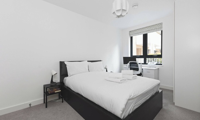 Brondesbury Park Apartamento | Modern 2 Bed 2 Bath with Patio Access