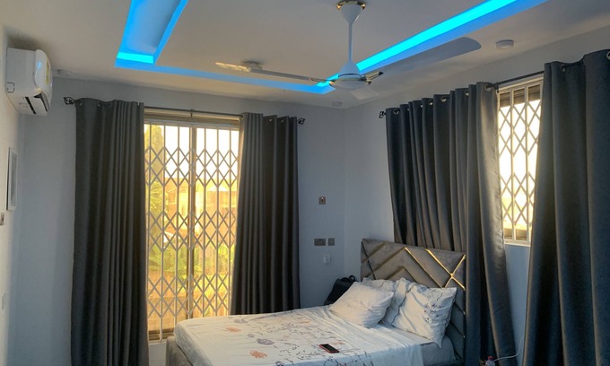 Cape Coast Cama Y Desayuno | Modern 2 bed apartment with balcony, kitchen and air-con. Close to castle tours