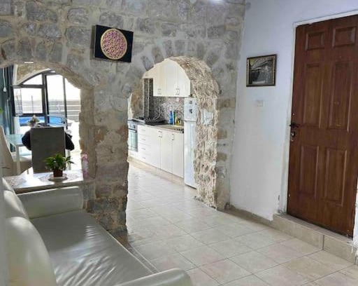 Safed Old City Apartamento | Modern 2-Bed Cave on HaAri