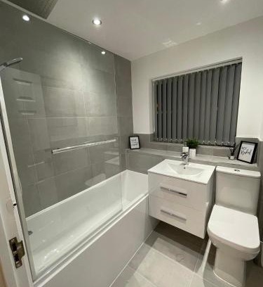 Cannock Casa | Modern 2 bed house Cannock Driveway for 2 vehicles Perfect for contractors Business Travellers Short Stays Close to M6 M54 i54 A5 A38 McArthur Glen Designer Outlet
