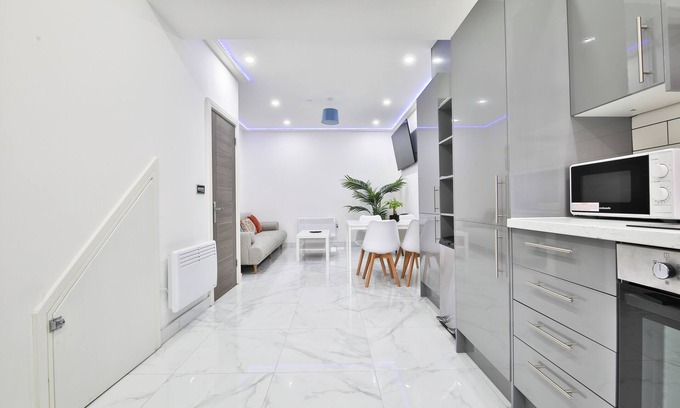 Cathays Casa | Modern 2 Bed House - Sleeps 4