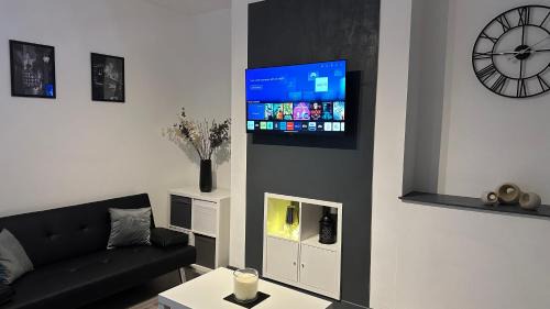Burnley Casa | Modern 2 Bed near Turf Moor Football Stadium, Parks, Canal and Lake