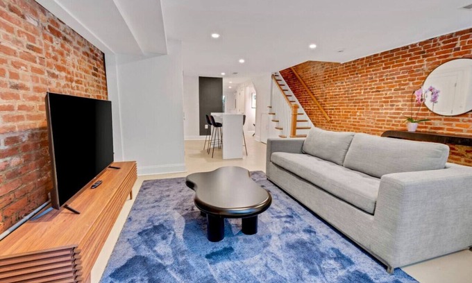 Truxton Circle Apartamento | Modern 2 Bed Suite in historic townhouse w patio