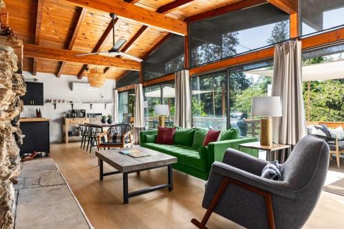Yosemite Forks Casa | Modern 2 Bedrm Kids, Dog, Hot Tb, Game Room, 9 min Bass Lake