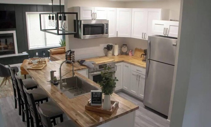East Stroudsburg Casa | Modern 2 Bedroom Townhome w/ Fireplace & Jacuzzi Room