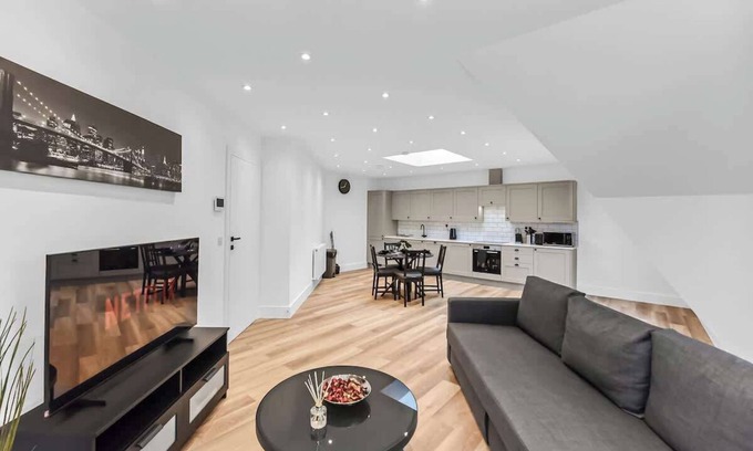 Addiscombe Apartamento | Modern 2 Bedroom Stay, Balcony, East Croydon