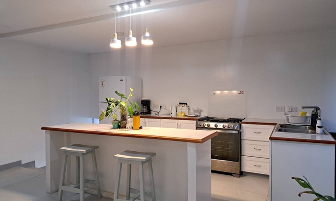 Calivigny Apartamento | Modern 2-Bedroom Apartment Near Le Phare Bleu Marina