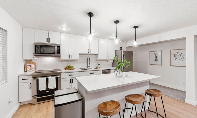 Poulsbo Apartamento | Modern 2 Bedroom, 1 Bathroom apartment in highly desired downtown Poulsbo.