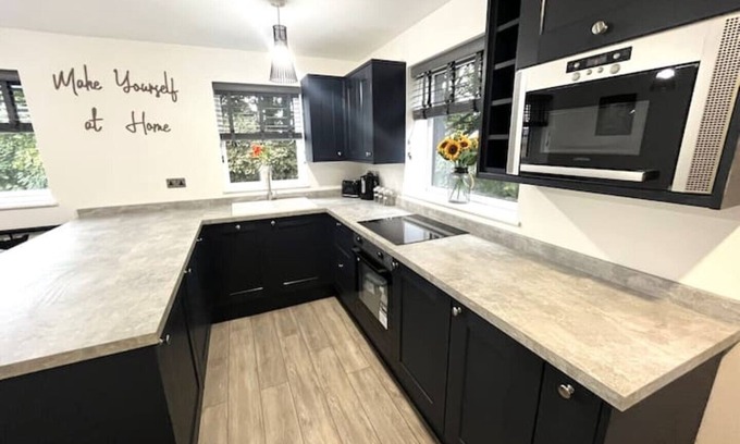 Stanley Apartamento | Modern 2 Bedroom, 2 Bathroom Home With Parking