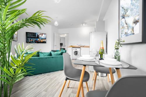 Cradley Heath Apartamento | Modern 2 Bedroom Apartment - WIFI & Netflix - Secure Parking - Top Rated - 27AC