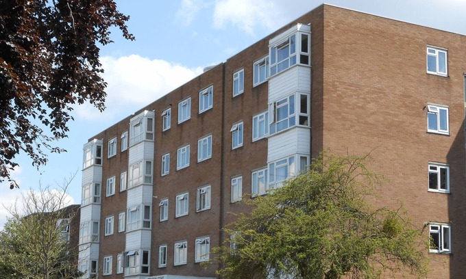 St. Mark's Apartamento | Piso moderno y elegante de 2 dormitorios, plaza de aparcamiento propia, estación Surbiton a 300 metros