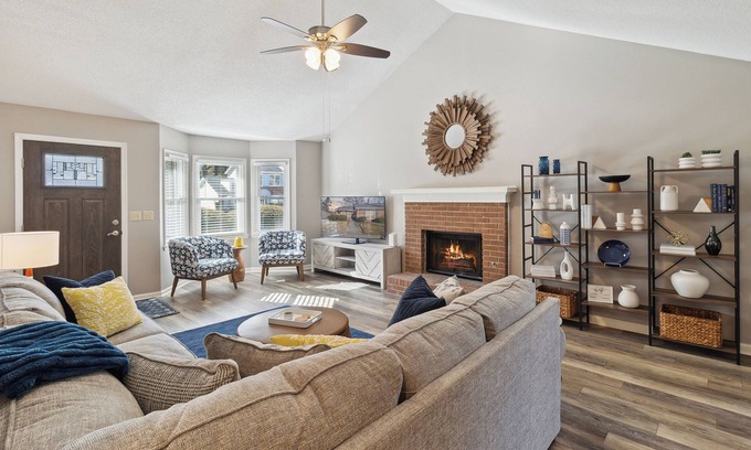 Macon Condominio | Modern 2-bedroom condo in desirable North Macon. Close to many attractions!