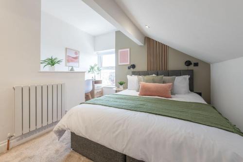 Leeds Apartamento | Modern 2 Bedroom Flat Near Leeds Centre with Free Parking, Ideal for Contractors & Long Stays - NordStay
