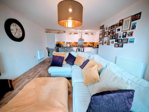 Walton-on-Thames Apartamento | Modern 2 bedroom Flat with Parking Balcony and WiFi