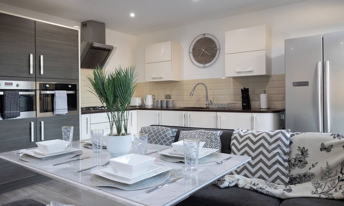 Longton Otro | Modern 2 Bedroom Home With Off-Road Parking