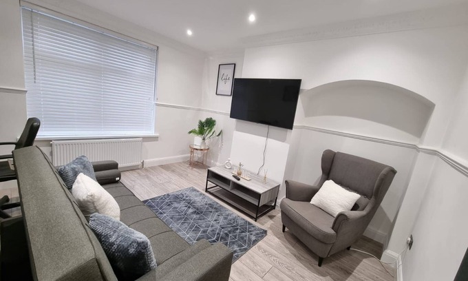 Alibon Casa | Modern 2 bedroom house in London Free Wifi and Parking