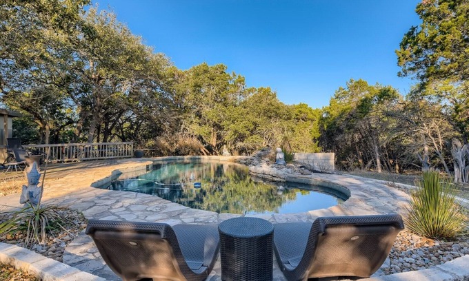 Austin Cabina | Modern 2-Bedroom Loft in Austin w Pool, Hot Tub,Fire pit,Goats,Alpacas,Chickens