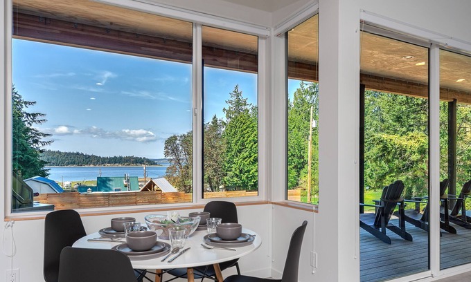 Marrowstone Cabina | Modern 2 Bedroom Sunset Cabin w/Beach Access