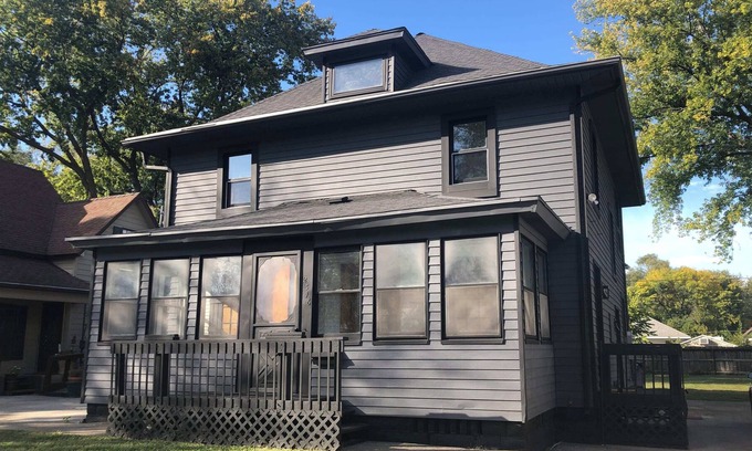 Des Moines Apartamento | Modern 2 Bedroom with King near downtown w/ yard